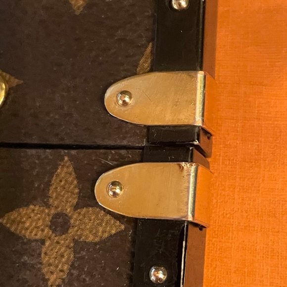 LOUIS VUITTON
Monogram Canvas Eye Trunk iPhone 7 Plus Cover/Case - Picture 5 of 15